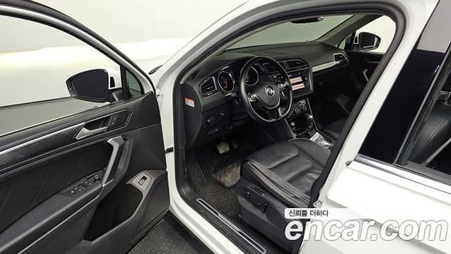 Volkswagen Tiguan 2018 — ფოტო 11/20