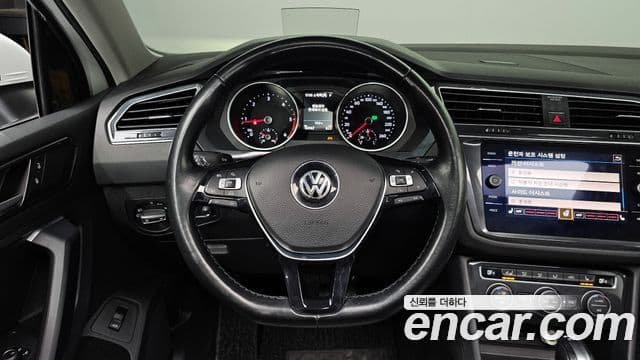 Volkswagen Tiguan 2018 — ფოტო 13/20