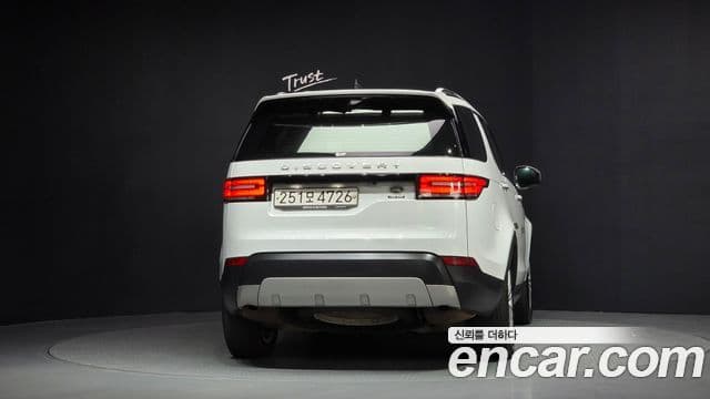 Land Rover Discovery 5 2019 — ფოტო 5/20