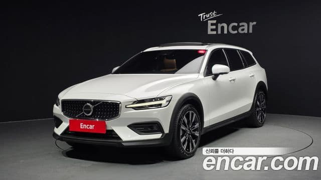 Volvo V60 Cross Country 2022 — Şəkil 1/20