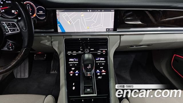 Porsche Panamera 2019 — ფოტო 19/20