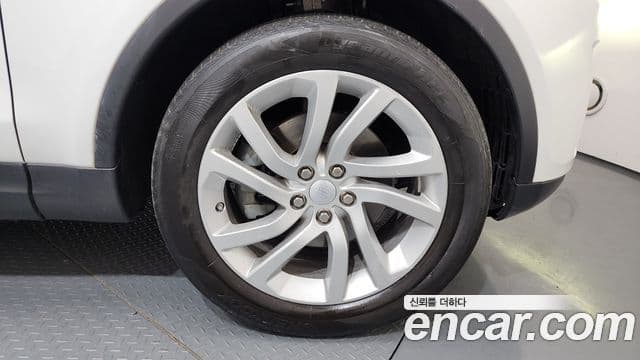 Land Rover Discovery 5 2018 — Şəkil 15/20