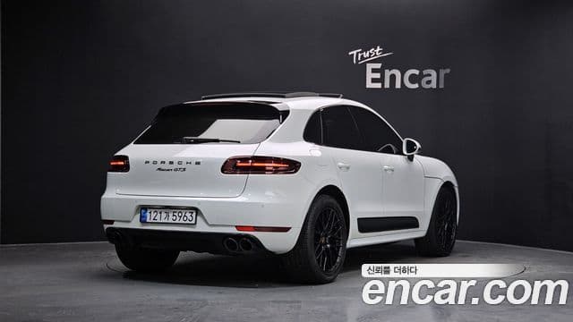 Porsche Macan 2018 — ფოტო 2/20