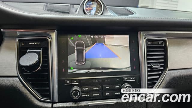 Porsche Macan 2018 — ფოტო 15/20