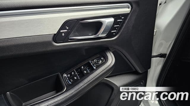 Porsche Macan 2018 — ფოტო 16/20
