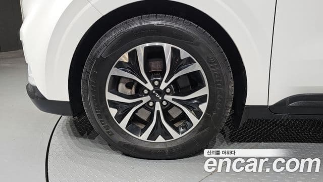 Kia Carnival 2023 — ფოტო 5/20