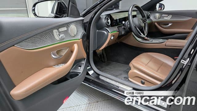 Mercedes-Benz E-Class 2023 — ფოტო 11/20