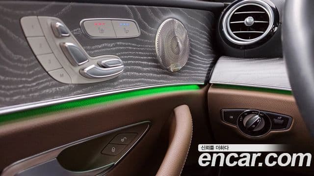 Mercedes-Benz E-Class 2023 — ფოტო 18/20