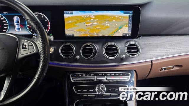 Mercedes-Benz E-Class 2018 — ფოტო 14/20