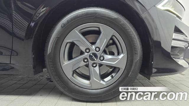 Kia K5 2023 — Şəkil 16/20