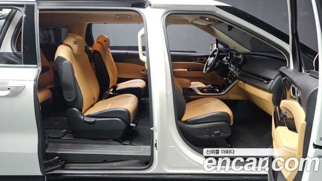 Kia Carnival 2022 — ფოტო 19/20