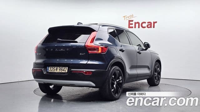 Volvo XC40 2021 — ფოტო 2/20