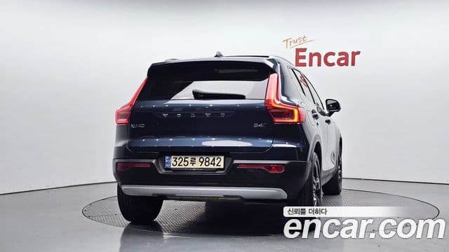 Volvo XC40 2021 — ფოტო 4/20