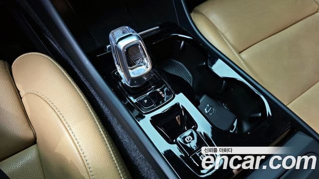 Volvo XC40 2021 — ფოტო 9/20