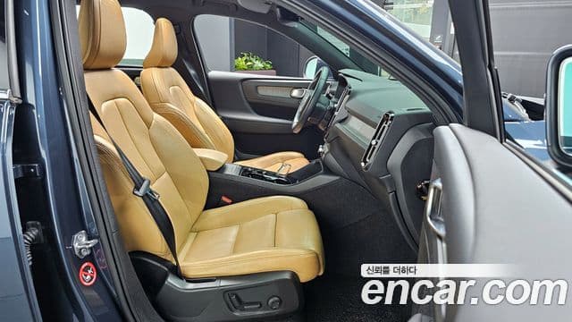 Volvo XC40 2021 — ფოტო 10/20