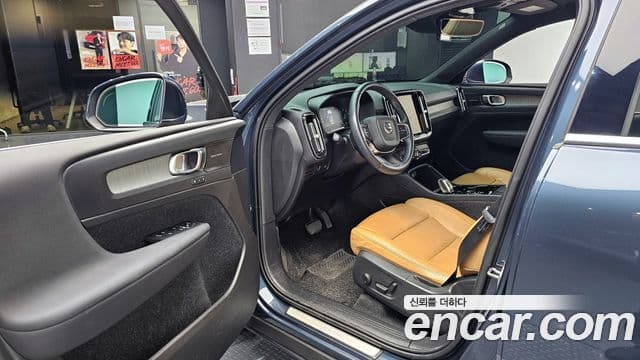 Volvo XC40 2021 — ფოტო 11/20