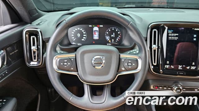 Volvo XC40 2021 — ფოტო 13/20