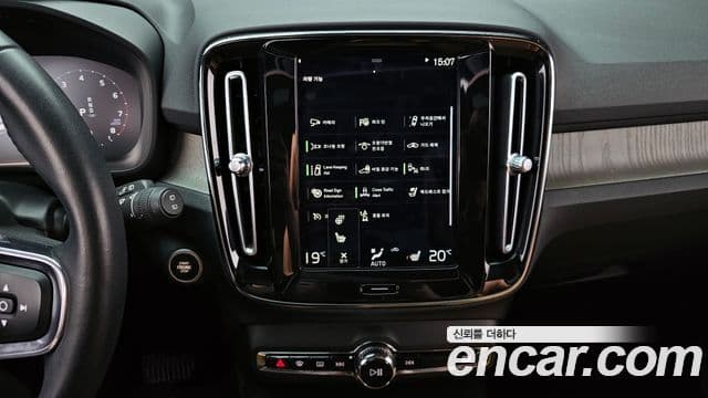 Volvo XC40 2021 — ფოტო 14/20