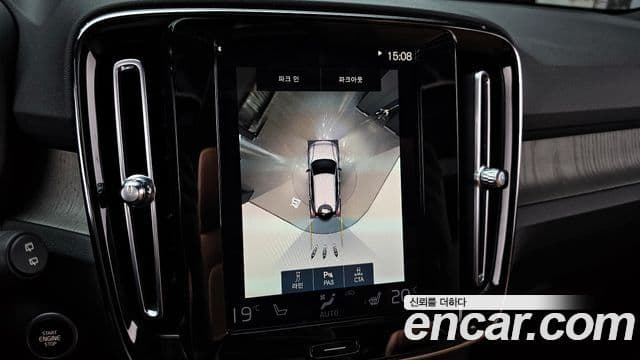 Volvo XC40 2021 — ფოტო 15/20
