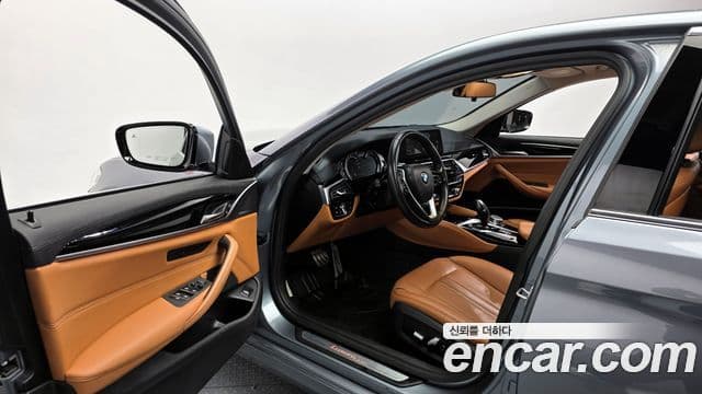 BMW 5 Series 2018 — Фото 10/20