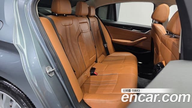 BMW 5 Series 2018 — Фото 12/20