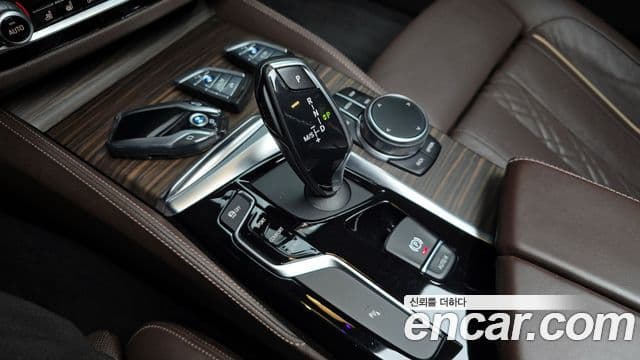 BMW 5 Series 2018 — Şəkil 9/20
