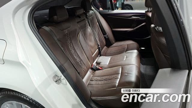 BMW 5 Series 2018 — Şəkil 12/20