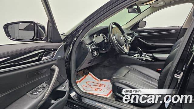 BMW 5 Series 2018 — Şəkil 10/20