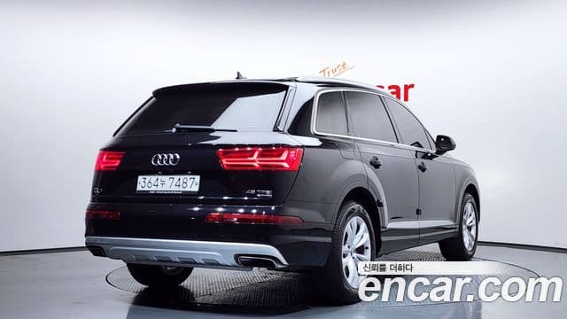 Audi Q7 2019 — Фото 2/20