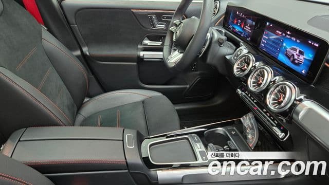 Mercedes-Benz GLB-Class 2025 — Фото 8/17