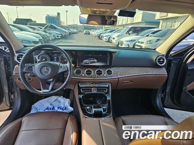 Mercedes-Benz E-Class 2018 — Photo 18/19