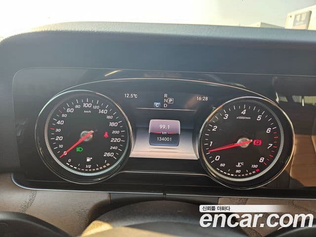 Mercedes-Benz E-Class 2018 — Photo 9/19