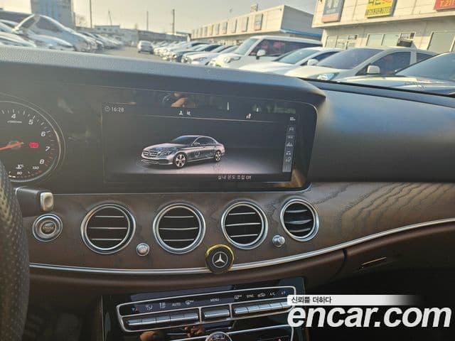 Mercedes-Benz E-Class 2018 — Photo 15/19