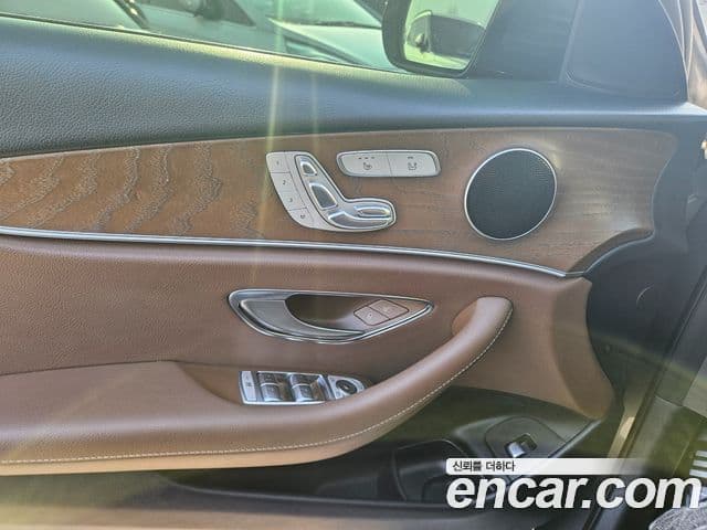 Mercedes-Benz E-Class 2018 — Photo 19/19