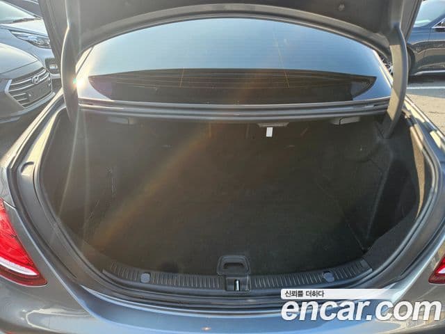 Mercedes-Benz E-Class 2018 — Photo 7/19