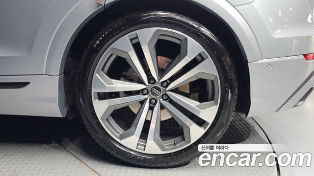 Audi Q8 2023 — Photo 2/20