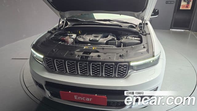 Jeep Grand Cherokee 2021 — ფოტო 7/20