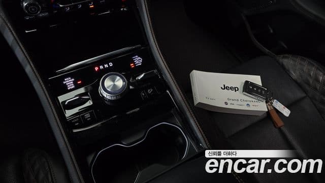 Jeep Grand Cherokee 2021 — ფოტო 14/20