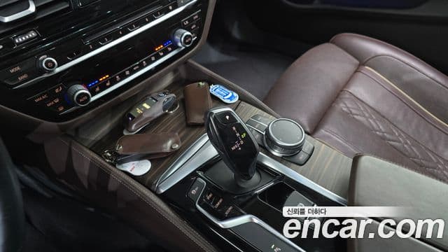 BMW 5 Series 2018 — Şəkil 9/20