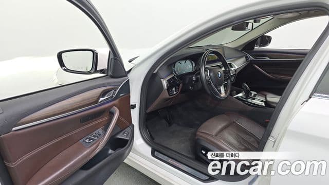 BMW 5 Series 2018 — Şəkil 10/20