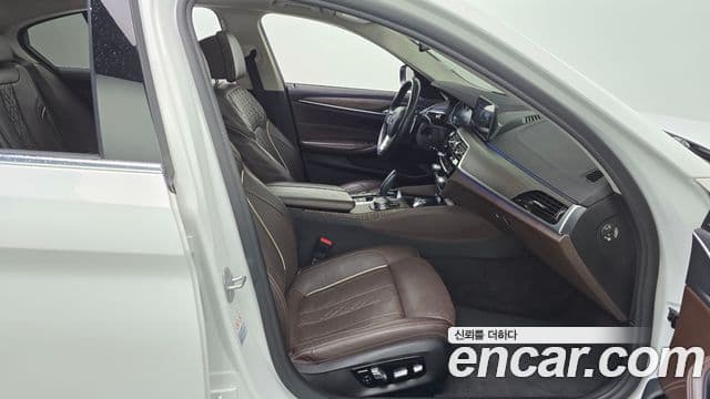 BMW 5 Series 2018 — Şəkil 11/20