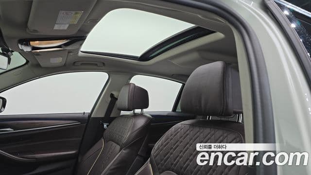 BMW 5 Series 2018 — Şəkil 19/20
