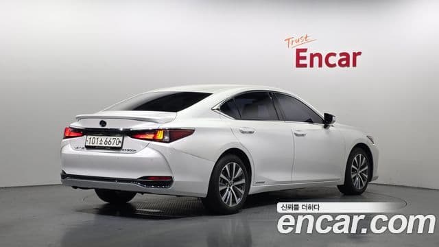 Lexus ES300h 2019 — ფოტო 2/20