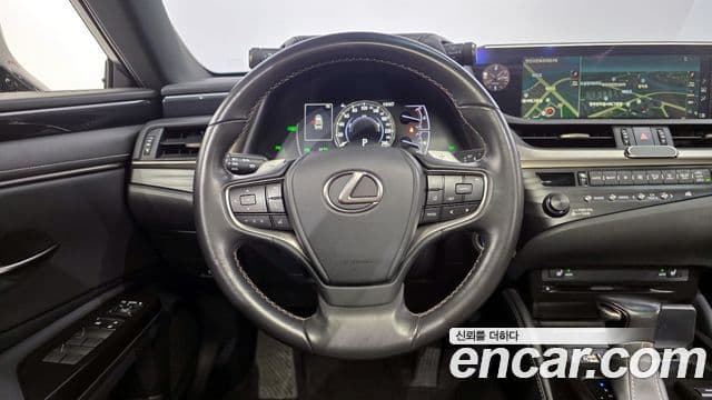 Lexus ES300h 2019 — ფოტო 13/20