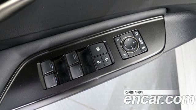 Lexus ES300h 2019 — Photo 17/20