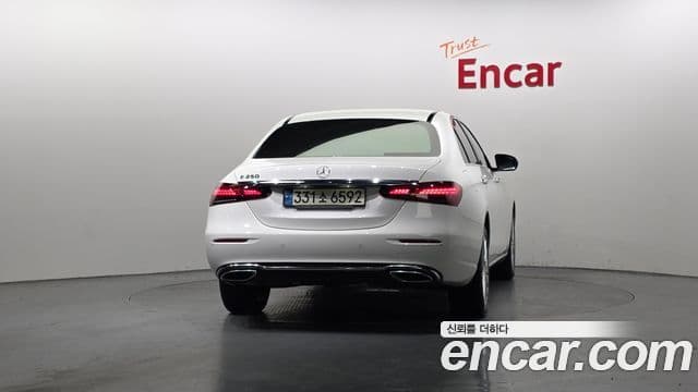 Mercedes-Benz E-Class 2021 — ფოტო 4/20
