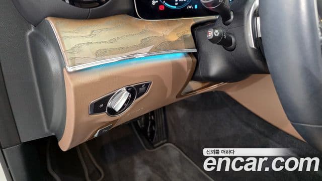 Mercedes-Benz E-Class 2021 — ფოტო 15/20