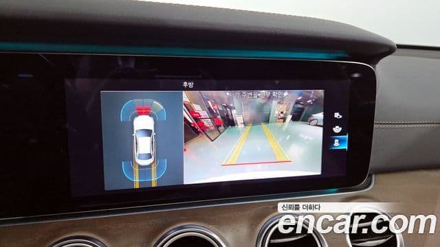 Mercedes-Benz E-Class 2021 — ფოტო 17/20