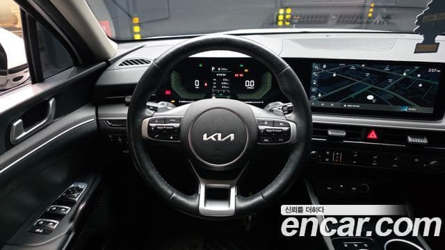 Kia K5 2023 — ფოტო 13/20
