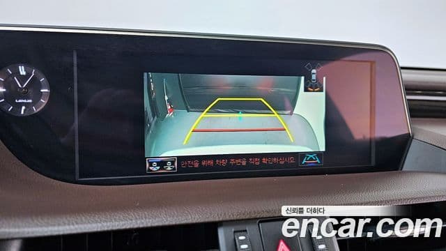 Lexus ES300h 2020 — Şəkil 15/20